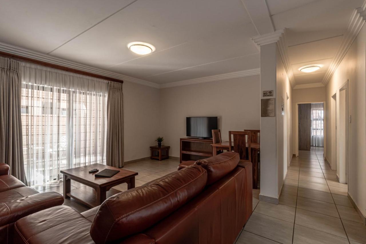 Camelot Guest House & Apartments Potchefstroom Exterior photo