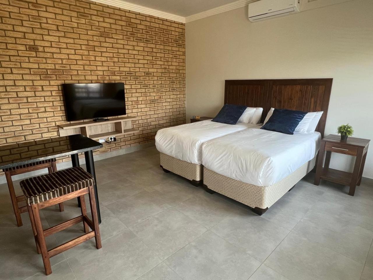 Camelot Guest House & Apartments Potchefstroom Exterior photo