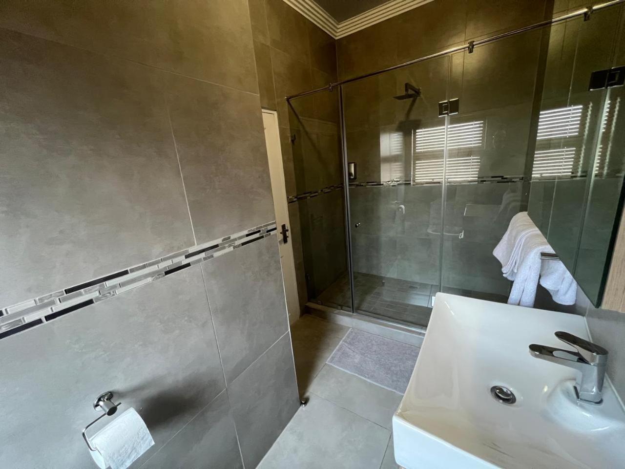 Camelot Guest House & Apartments Potchefstroom Exterior photo